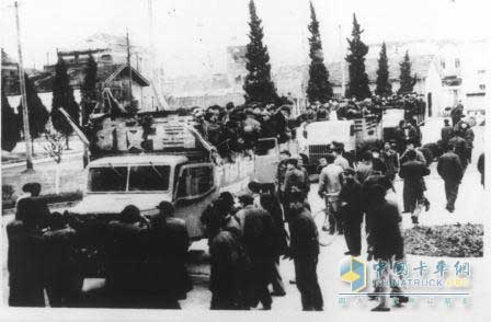 1958年3月10日，中國第一輕卡“躍進(jìn)”報喜。