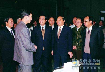 胡錦濤，1996年11月1日（中共中央政治局常委、書記處書記）到南京依維柯視察