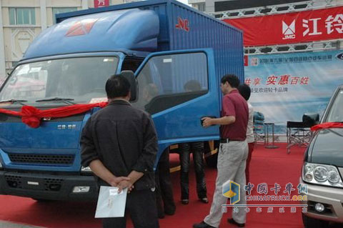 貨運(yùn)車主在了解凱銳新車