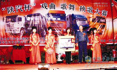 山西清徐亮巍服務(wù)站站長白金壽為獲獎選手頒獎