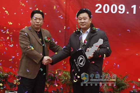 東風(fēng)商用車公司副總經(jīng)理徐天勝（左）向山東依廠物流總經(jīng)理徐依廠交付象征性鑰匙