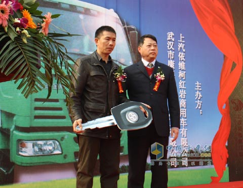 首批20輛環(huán)保型紅巖渣土專用運輸車正式交予用戶