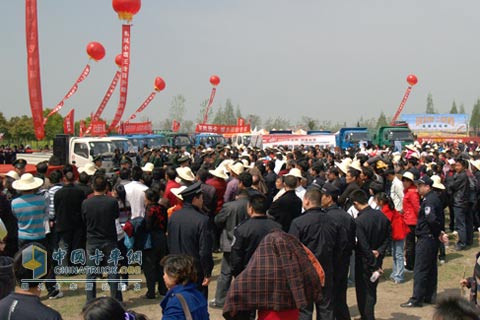 東風(fēng)輕卡下鄉(xiāng)趕集 農(nóng)民響應(yīng)積極