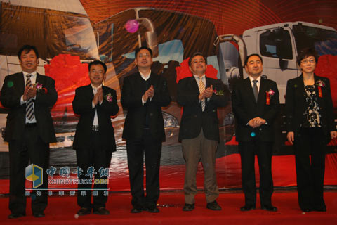廣汽日野領(lǐng)導(dǎo)為北京福正3S店剪彩