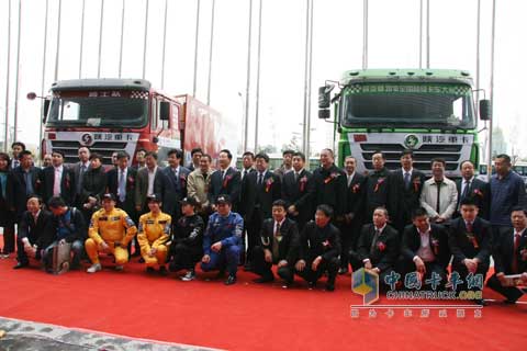 與會(huì)全體代表在卡車大賽陜汽展車前合影留念