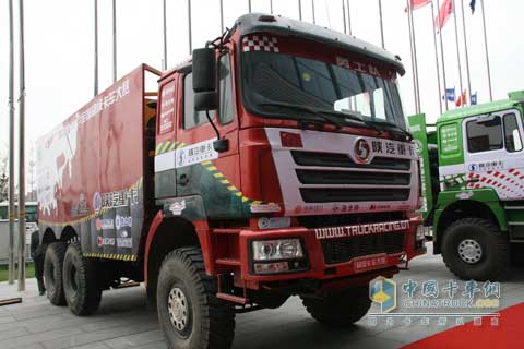 參觀全國(guó)卡車大賽的陜汽展車