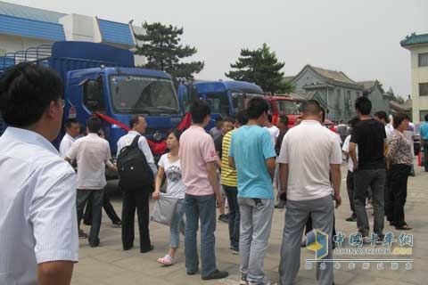 觀眾參觀柳汽卡車(chē)展品