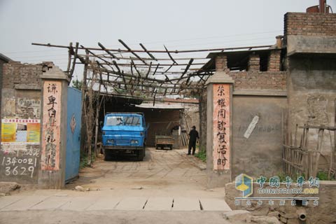 江淮輕卡停放在農(nóng)家小院