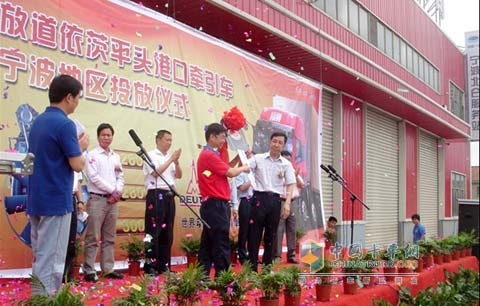 一汽解放汽車公司孟總將代表財(cái)富的“金鑰匙”交給用戶