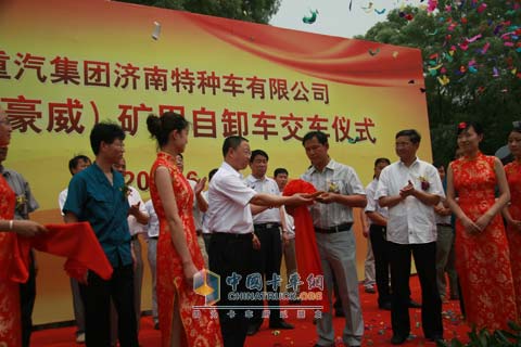 中國重汽特種車公司2010年HOVA礦用自卸車第1000臺(tái)下線