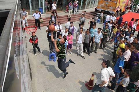 嘉年華活動現(xiàn)場增添趣味互動活動“重卡NBA”投籃競技比賽