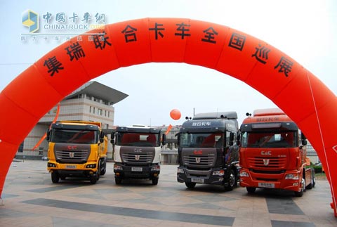 高強(qiáng)度自卸車(chē)、混凝土攪拌車(chē)、6×4牽引車(chē)、輕量化牽引車(chē)4輛巡展重卡