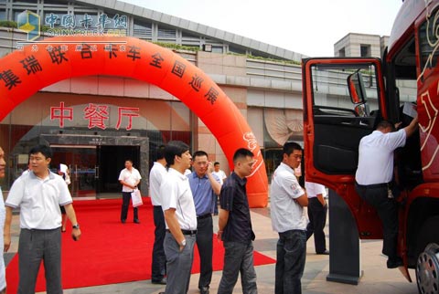用戶及經(jīng)銷(xiāo)商試乘6×4牽引車(chē)