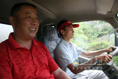 卡車網(wǎng)試駕記者跟福田工作人員