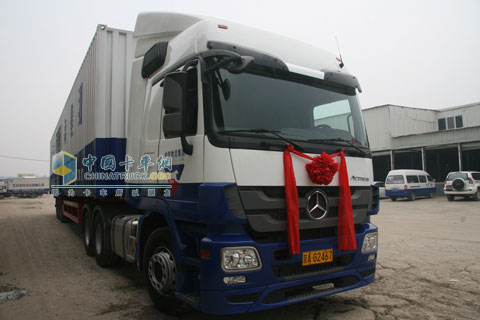 交付的奔馳卡車