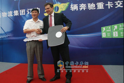奔馳卡車與中鐵物流舉行交車儀式(左為中鐵物流集團(tuán)總裁彭旭東,右為戴姆勒卡車中國總裁兼首席執(zhí)行官馬克思)