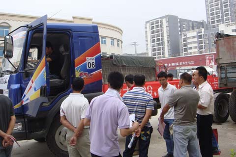 桂平用戶仔細(xì)參觀了解乘龍609巡展車(chē)