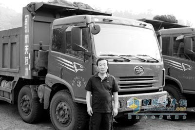 陽泉運(yùn)輸煤炭的解放道依茨8×4自卸車