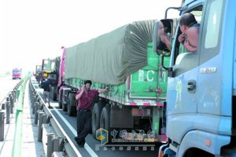 京藏高速大堵車進入第四天 1小時僅前行百米
