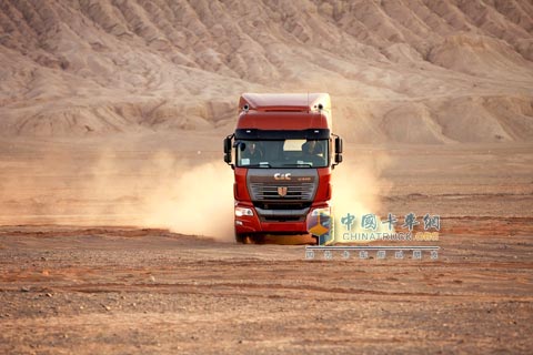聯(lián)合卡車馳騁在火焰山腳下