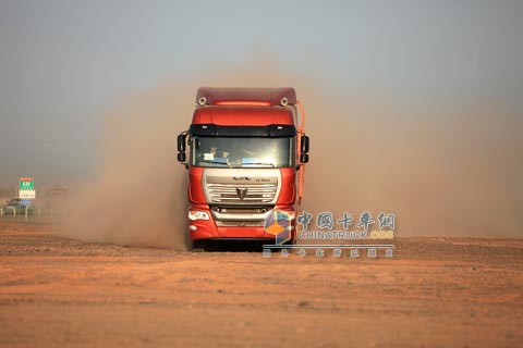 夏日炎炎，黃沙漫天，聯(lián)合卡車從容接受挑戰(zhàn)