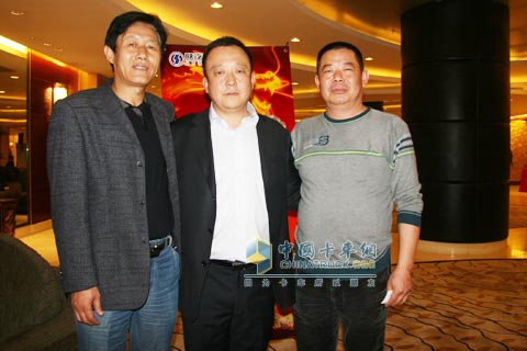 兩位新疆陜汽服務(wù)站站長(zhǎng)與陜汽新疆辦事處服務(wù)負(fù)責(zé)人留影（左：吐魯番地區(qū)鄯善天翔服務(wù)站站長(zhǎng)李金章）