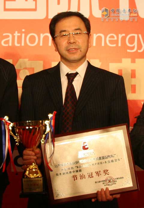 歐曼營銷公司常務(wù)副總經(jīng)理師強(qiáng)捧得獎(jiǎng)杯