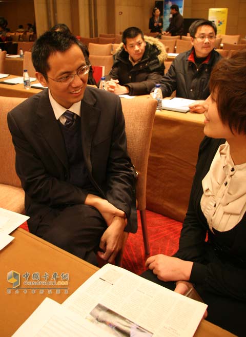 頒獎(jiǎng)間隙汪部長(zhǎng)接受卡車網(wǎng)專訪