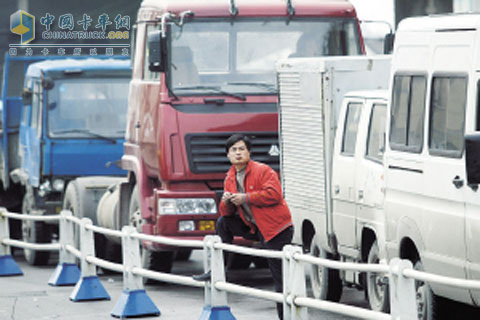 之前加不上油，令很多司機(jī)焦急地在加油站外排隊(duì)