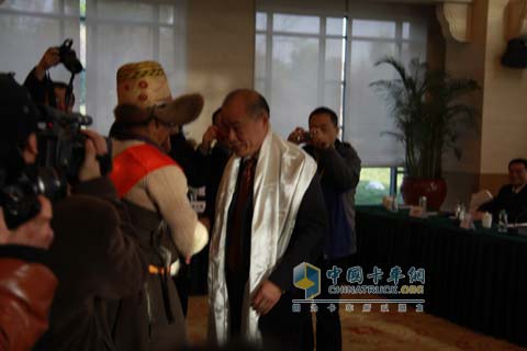 索朗向江淮董事長(zhǎng)左延安敬獻(xiàn)哈達(dá)