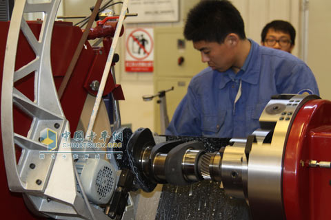濰柴再制造車間工人正在作業(yè)