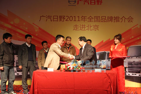 廣汽日野董事執(zhí)行副總經(jīng)理區(qū)永堅與用戶現(xiàn)場進行簽約
