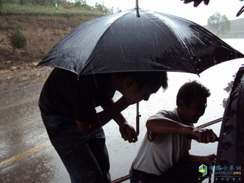 陜汽山西朔州大飛達(dá)服務(wù)站維修師傅李澤平為用戶冒雨修車(chē)