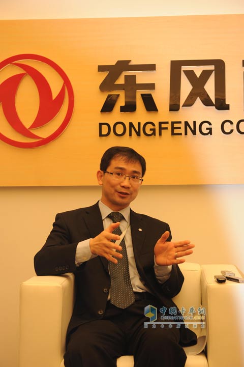 東風(fēng)商用車公司總經(jīng)理黃剛接受媒體采訪 