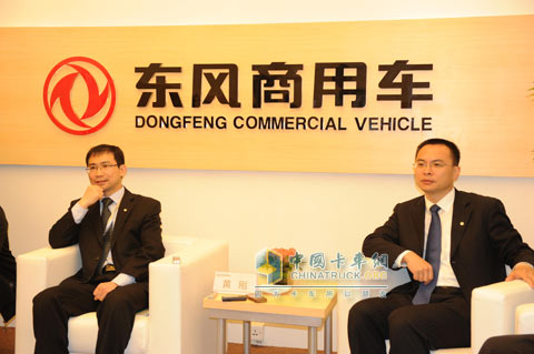 東風(fēng)商用車公司總經(jīng)理黃剛接受媒體采訪