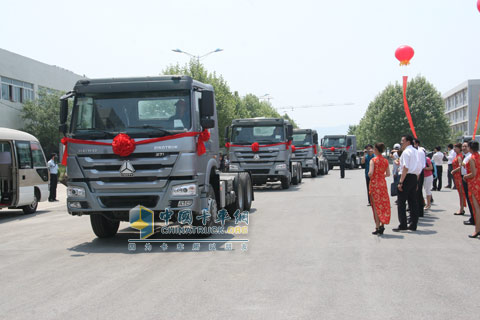 中國重汽出口非洲1500輛重卡發(fā)車