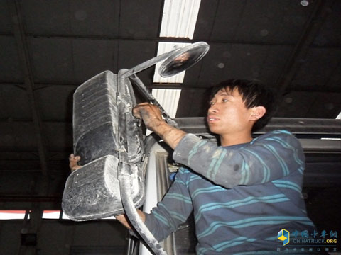 臨汾市圣運(yùn)汽車(chē)貿(mào)易有限公司的侯師傅維修陜汽卡車(chē)