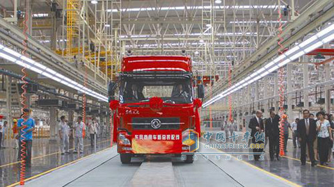 東風(fēng)商用車(chē)新工廠首輛重型車(chē)裝配下線