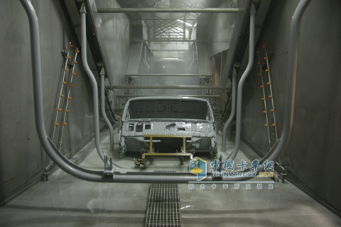 電泳機(jī)運(yùn)線采用擺桿輸送技術(shù)屬國(guó)內(nèi)唯一用于重卡行業(yè)的先進(jìn)輸送技術(shù)