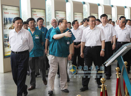 中央政治局常委李長(zhǎng)春同志到中國(guó)重汽集團(tuán)濟(jì)南商用車有限公司視察