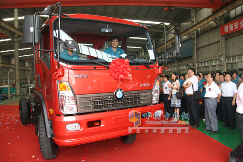 成都王牌商用車公司專務(wù)袁成軍試駕第一輛批量生產(chǎn)的7系737型輕卡
