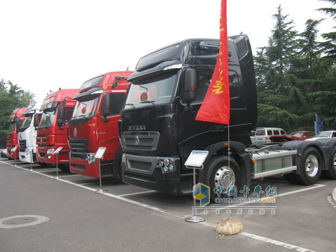 中國重汽2011年親人服務大會暨首屆全國卡車服務技能大賽啟動儀式現(xiàn)場展車