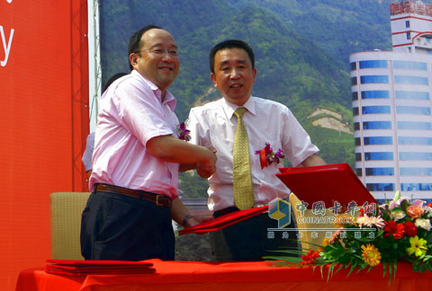 熊偉銘院長與上海培訓中心蔣建華副校長簽訂 “上汽培訓中心重慶教學點合作協(xié)議”