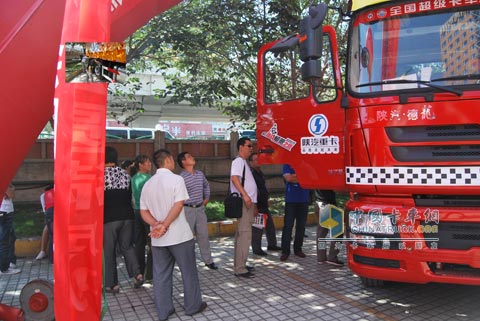 用戶參觀陜汽F3000車輛