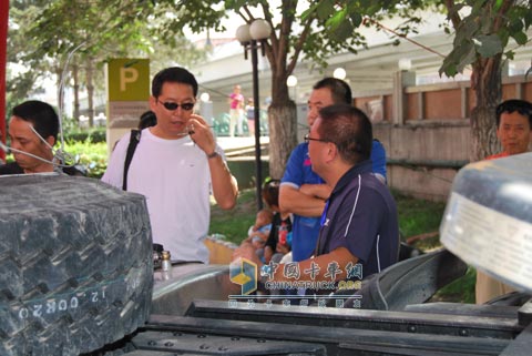 用戶和工作人員對(duì)陜汽車輛進(jìn)行交流