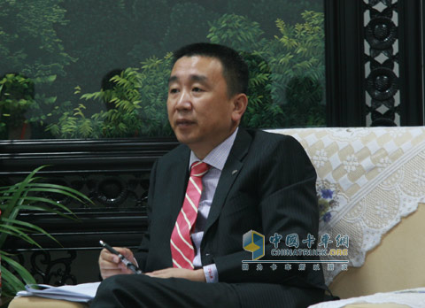 上汽依維柯紅巖總經(jīng)理熊偉銘在媒體見面會(huì)上接受采訪