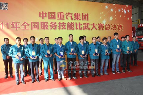 中國重汽全國服務(wù)技能比武大賽決賽獲獎選手合影