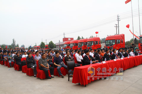 江淮格爾發(fā)中體載貨車首發(fā)儀式現(xiàn)場