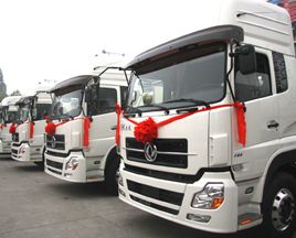 東風商用車向中石油交付10輛東風天龍LNG天然氣牽引車