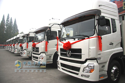 東風(fēng)商用車向中石油交付10輛東風(fēng)天龍LNG天然氣牽引車